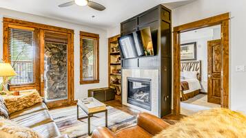Televisión, chimenea, reproductor de DVD y tenis de mesa