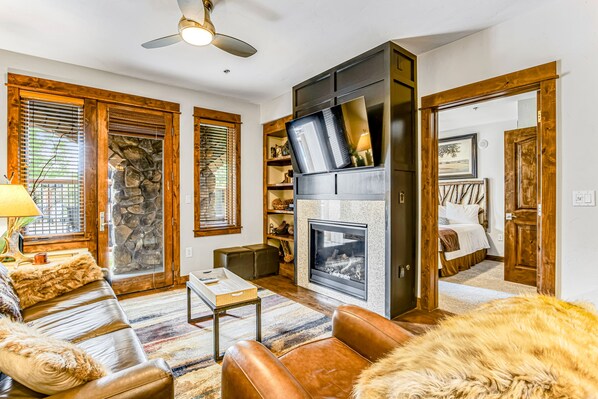 Téléviseur, foyer, lecteur de DVD, table de ping-pong