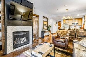 Televisio, takka, DVD-soitin, pöytätennispöytä