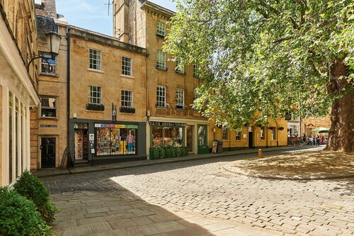 Historic 6 Bed Townhouse-Roman Baths 1 min walk