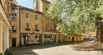 Historic 6 Bed Townhouse-Roman Baths 1 min walk