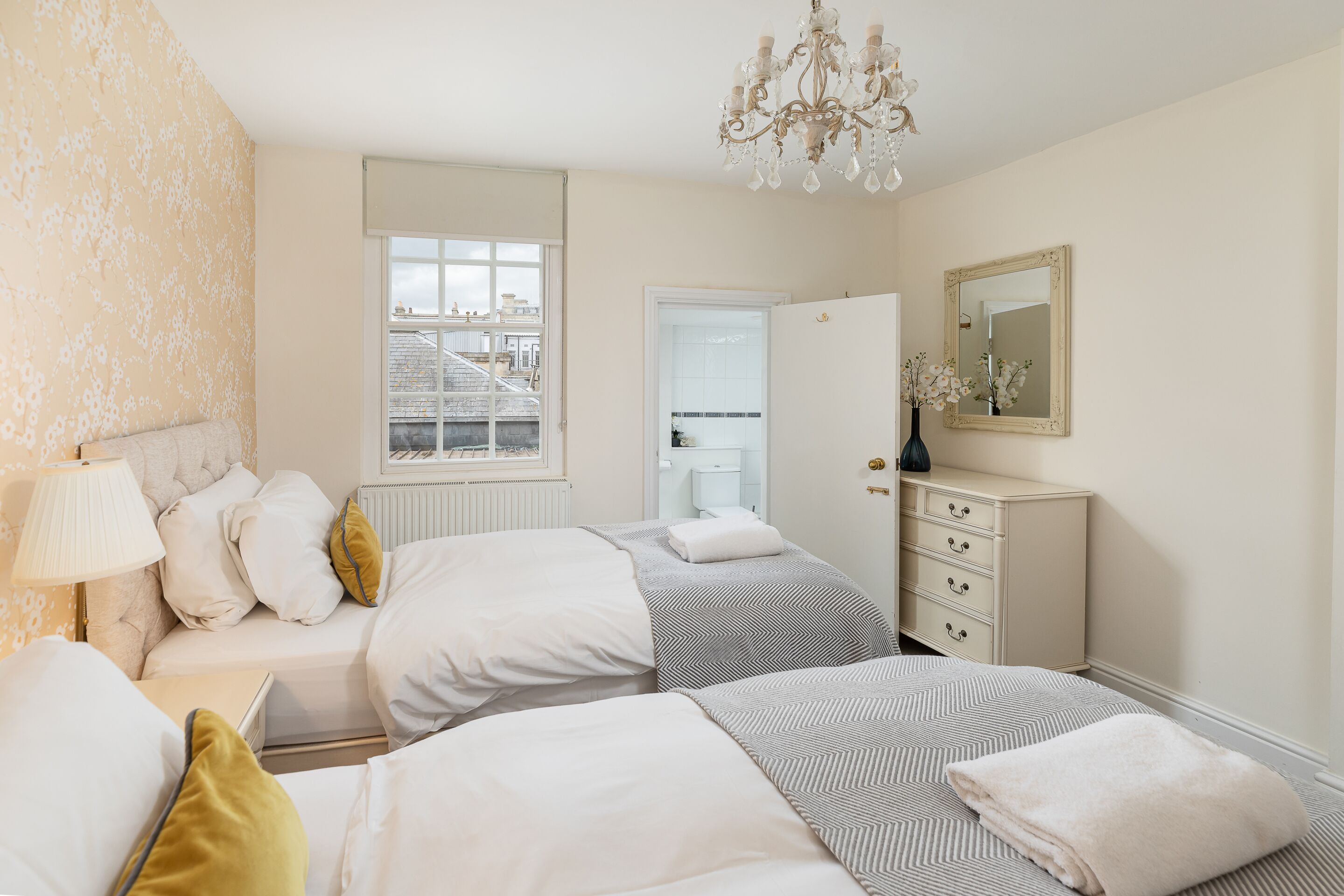 6 bedrooms, Egyptian cotton sheets, desk, iron/ironing board