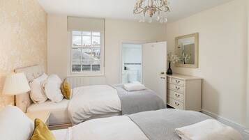 6 bedrooms, Egyptian cotton sheets, desk, iron/ironing board
