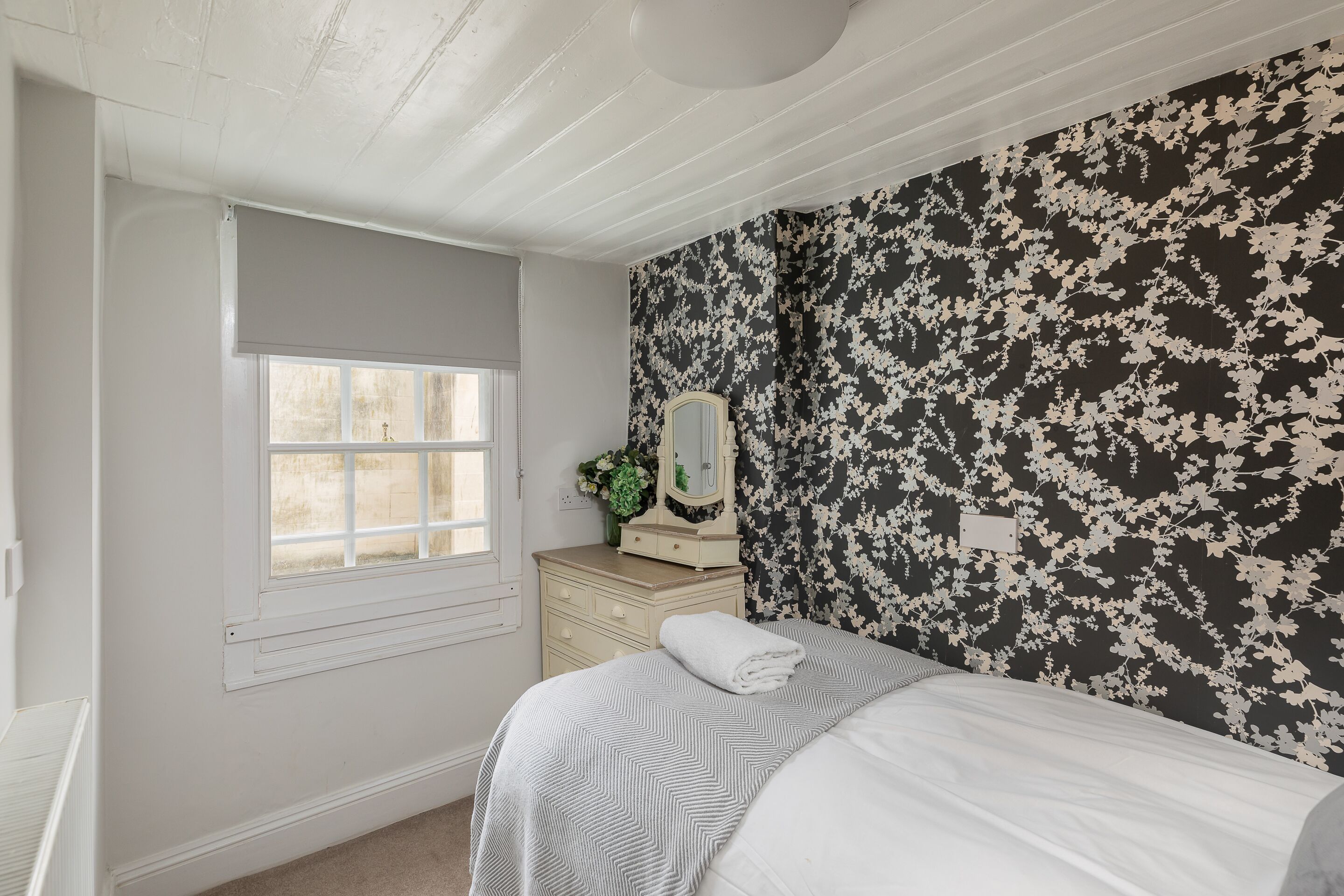 6 bedrooms, Egyptian cotton sheets, in-room safe, desk