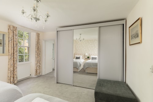 Historic 6 Bed Townhouse-Roman Baths 1 min walk