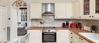 Historic 6 Bed Townhouse-Roman Baths 1 min walk
