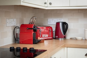 Een koffiezetapparaat/waterkoker, een koelkast, een microgolfoven
