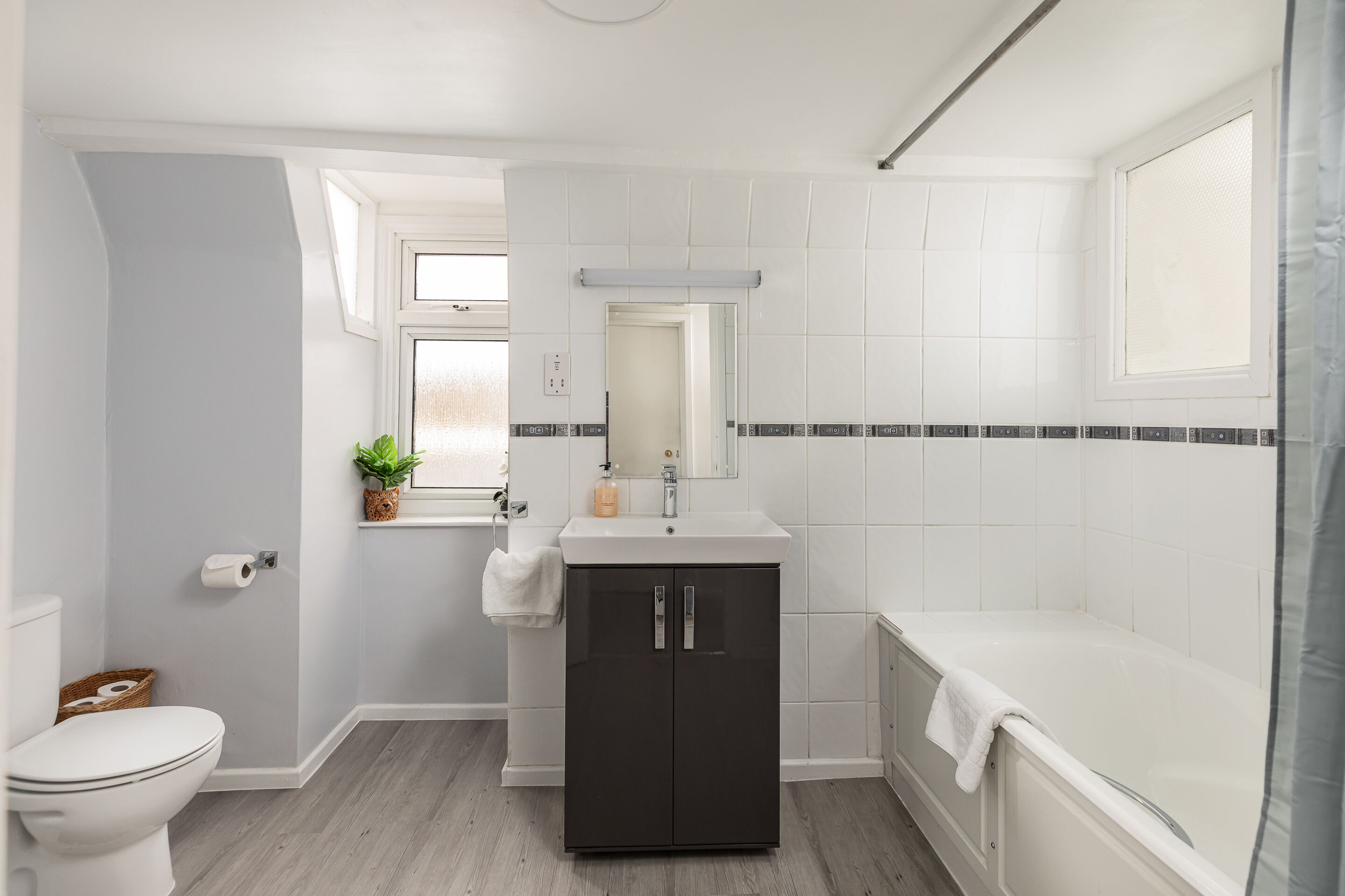 Combined shower/tub, hair dryer, towels