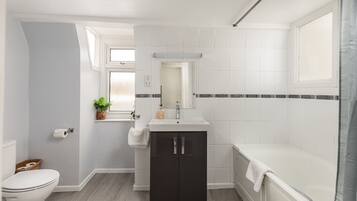 Combined shower/tub, hair dryer, towels