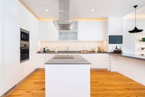 Kühlschrank, Ofen, Herdplatte, Geschirrspüler