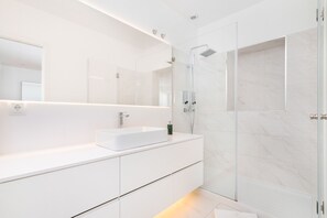 Regadera, amenidades de baño gratuitas, secadora de cabello, toallas 
