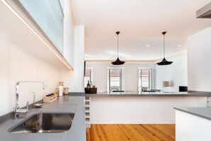 Fridge, oven, stovetop, dishwasher