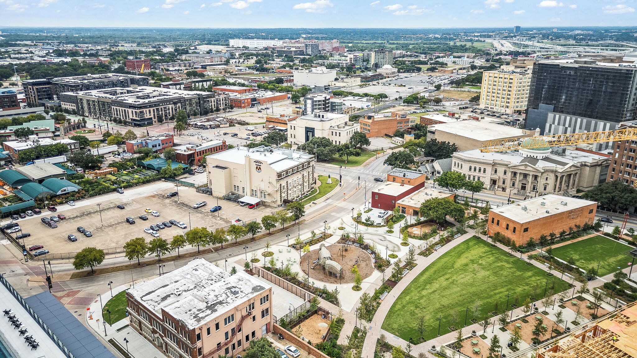 Une vue aérienne d’une ville, avec ses différents bâtiments, ses rues et ses espaces verts.