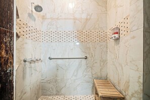 تجهيزات دش، مجففات شعر، مناشف، صابون