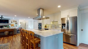 Frigorifero, microonde, forno, piano cottura