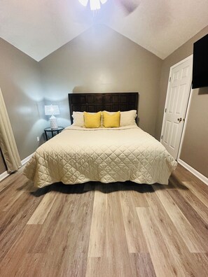 3 室のベッドルーム、アイロン / アイロン台、WiFi、ベッドシーツ