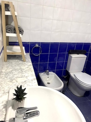 Artículos de higiene personal gratuitos, secador de pelo y toallas
