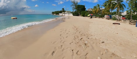 Playa en los alrededores, camastros y toallas de playa
