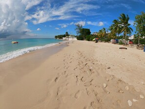 Plage à proximité, chaises longues, serviettes de plage