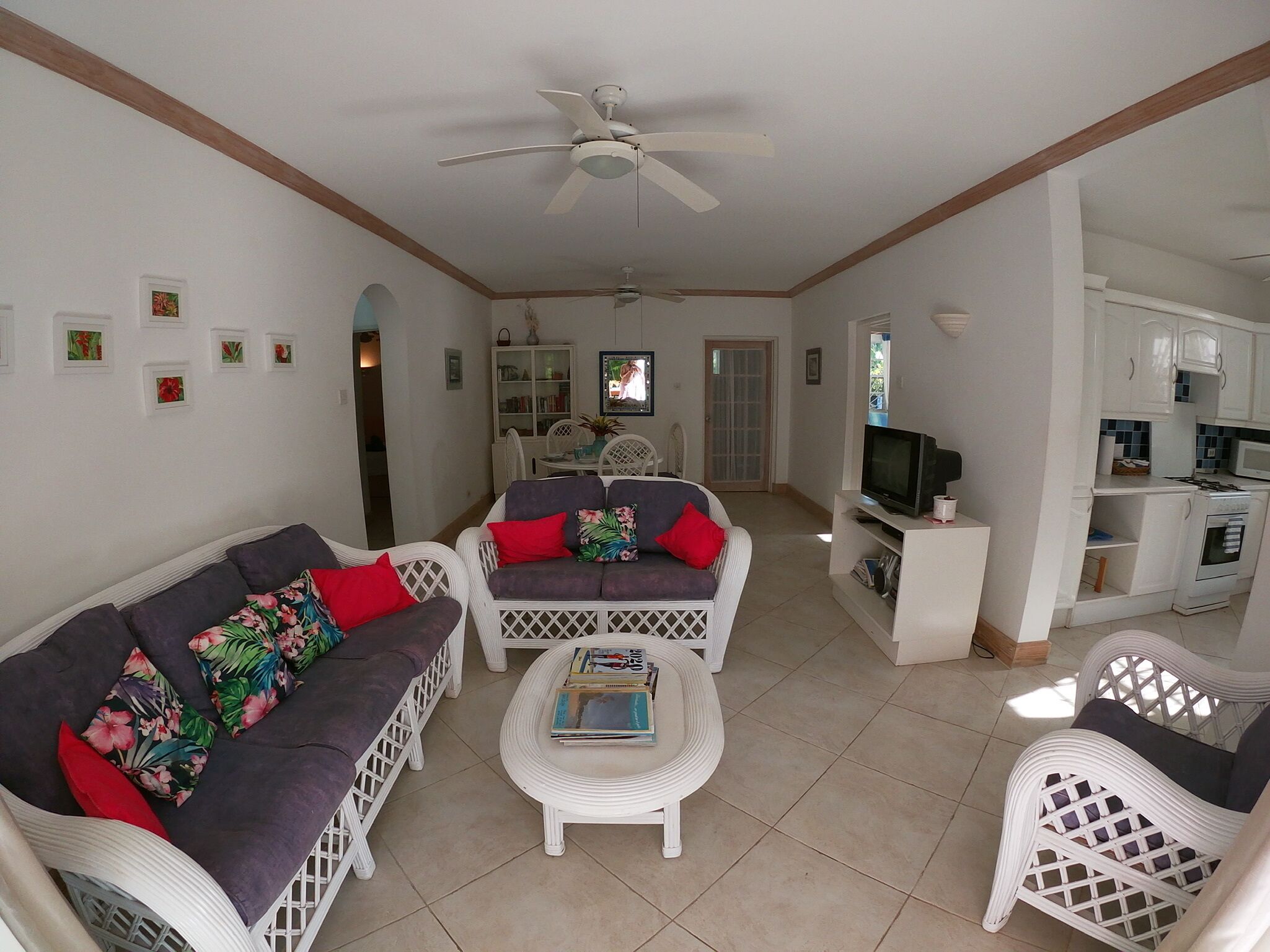 TV connectée, lecteur de DVD, livres, chaîne hi-fi