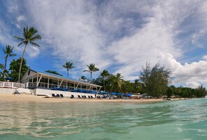 Una spiaggia nelle vicinanze, lettini da mare, teli da spiaggia