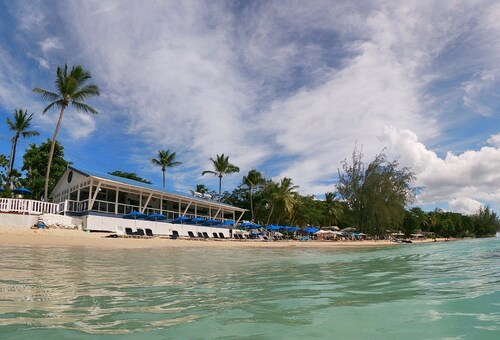 ATTRACTIVE self contained apartment in a 2 storey villa Spacious & well equipped