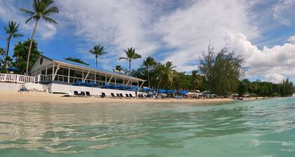 ATTRACTIVE self contained apartment in a 2 storey villa Spacious & well equipped