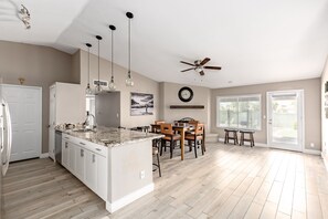 Ovn, kokeplater, oppvaskmaskin og kjøkkenutstyr