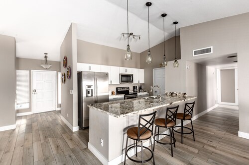 The Diamond - Private Pool / Pet Friendly / 4BD Near Arena