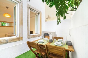 Outdoor dining - Family Central Apartment Terrace Location (Lisboa)