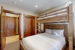 2 habitaciones, tabla de planchar con plancha, internet y ropa de cama 