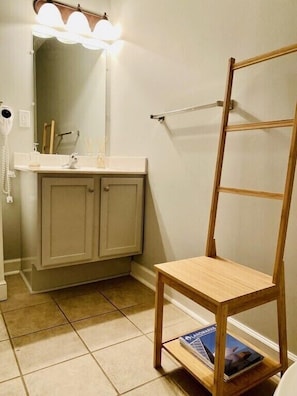 Combined shower/bathtub, hair dryer, towels, soap