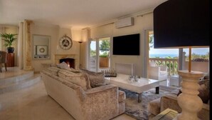 Luxury Villa | Living area