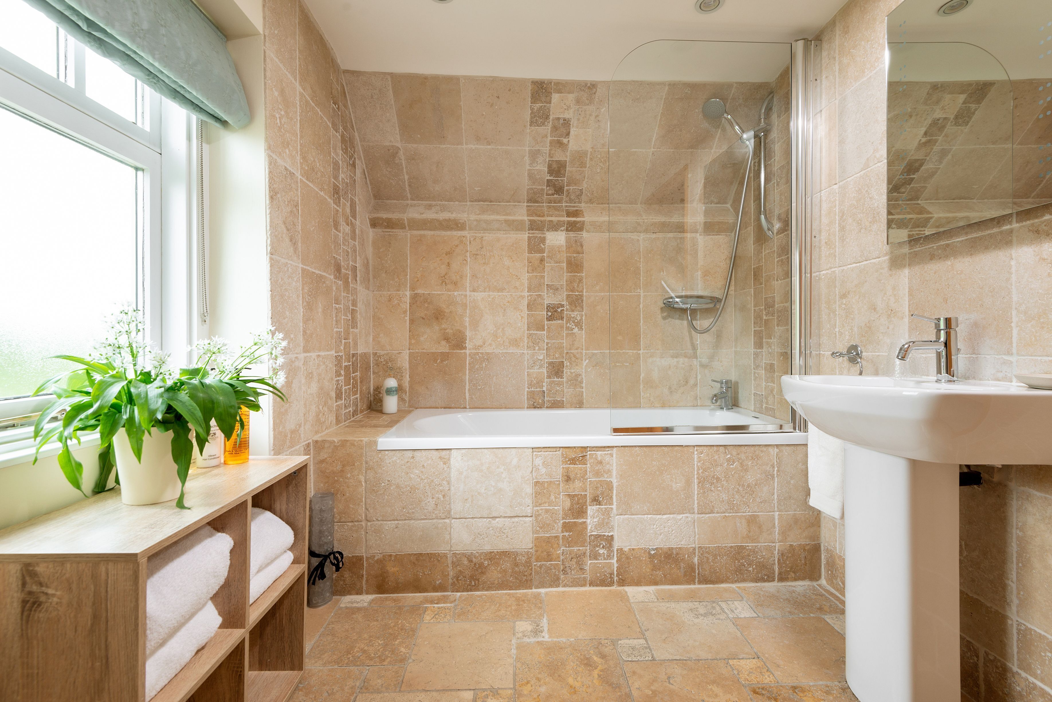Combined shower/tub, hair dryer, towels