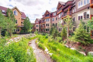 Exterior - Breckenridge studio, shared hot tub, gym, & pool + elevator, WiFi, walk to lifts (Breckenridge)