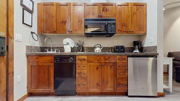 Mikrowelle, Herdplatte, GeschirrspĂŒler