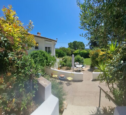 Detached country house, in the heart of the vineyards, 6km from the beach at meze