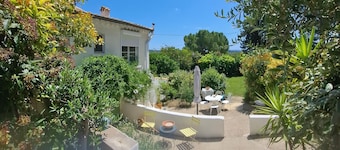 Detached country house, in the heart of the vineyards, 6km from the beach at meze