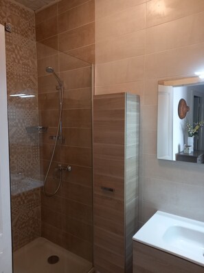 Shower, hair dryer, towels, toilet paper