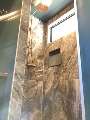 Dusche, Haartrockner, Handtücher, Toilettenpapier