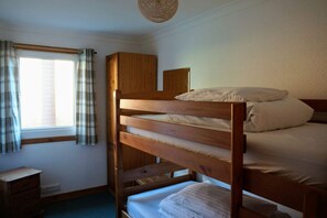 4 bedrooms, travel cot - Woodland Gean Lodge by Killin, Loch Tay (Killin)