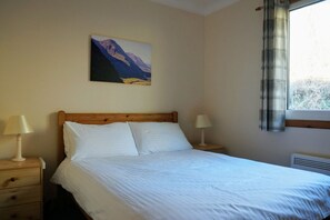4 bedrooms, travel cot - Woodland Gean Lodge by Killin, Loch Tay (Killin)