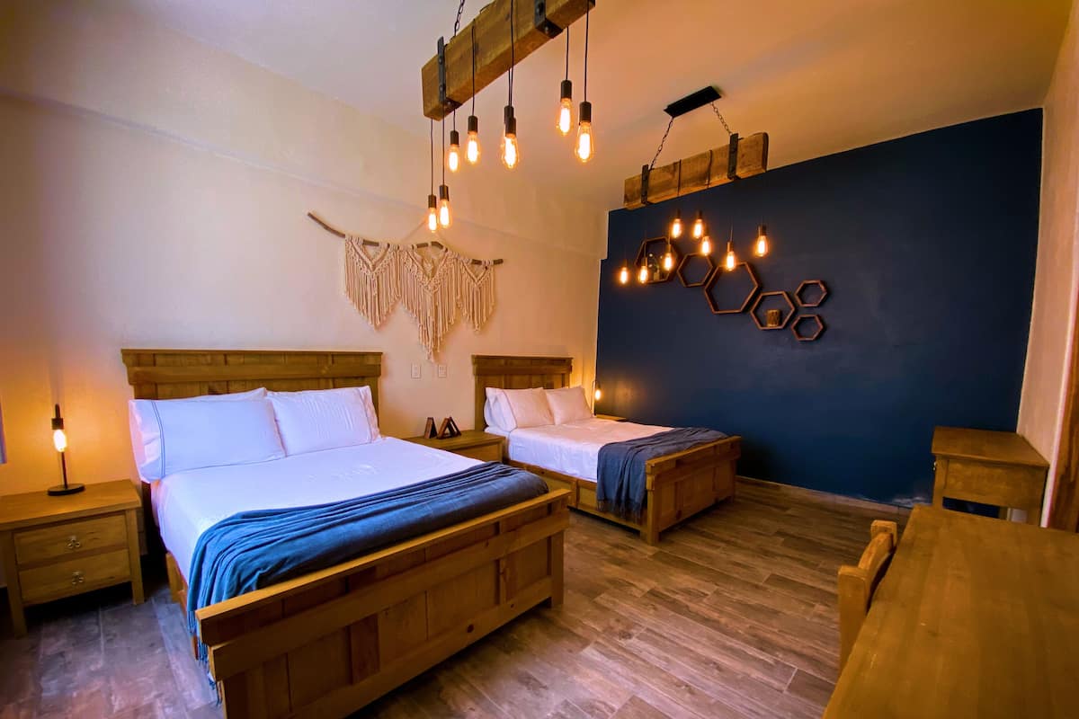 Habitación cuádruple Confort, 2 camas dobles | Ropa de cama de alta calidad y colchones con acolchado adicional