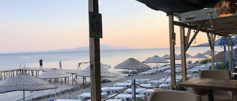 Een 82-inch lcd-televisie met satellietzenders en een televisie