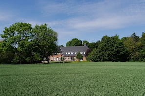 Een groot, open veld met een gebouw op de achtergrond.