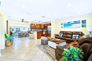 Smart TV - 4 BR |  SLEEP 10 | PRIVATE GUEST SUITE | HEATED POOL |  NEAR BEACHES, WATERPARK & PGA (Palm Beach Gardens)