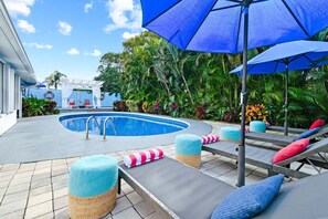 Beheizter Pool, Liegestühle