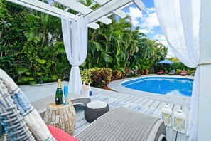 A heated pool, sun loungers - 4 BR |  SLEEP 10 | PRIVATE GUEST SUITE | HEATED POOL |  NEAR BEACHES, WATERPARK & PGA (Palm Beach Gardens)