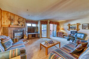 تلفزيون، مدفأة، مشغل دي في دي، ستيريو