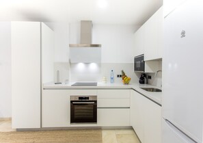 Køleskab, mikrobølgeovn, kaffe-/temaskine, elkedel